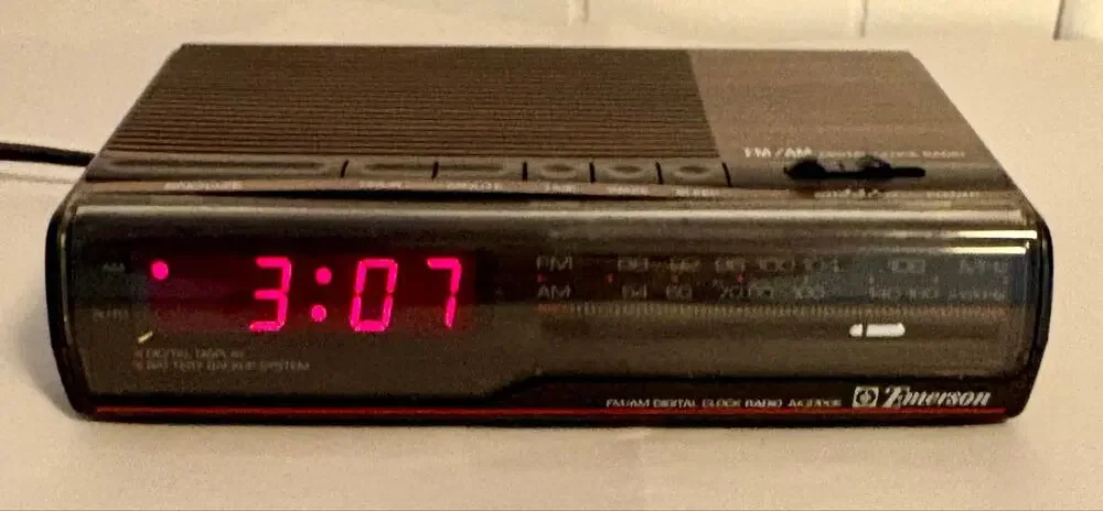 VTG Emerson Woodgrain AM/FM Digital Alarm Clock Radio #AK2700K- Tested